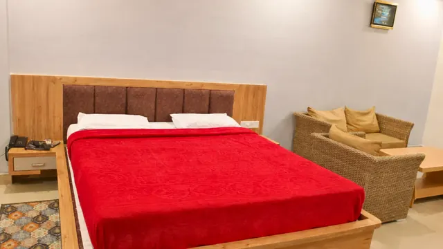 Guest room with seating